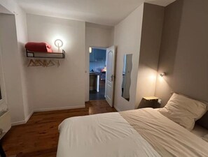 1 quarto, ferros/tábuas de passar roupa, berço de viagem