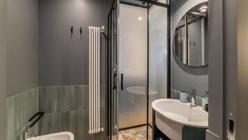 Doccia, asciugacapelli, bidet, asciugamani