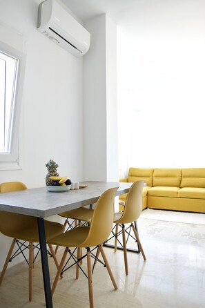 Appartement | Aire de séjour | Téléviseur à DEL de 32 po avec télévision par cùble