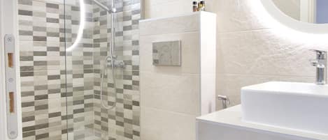 Apartment | Bathroom | Free toiletries, hair dryer