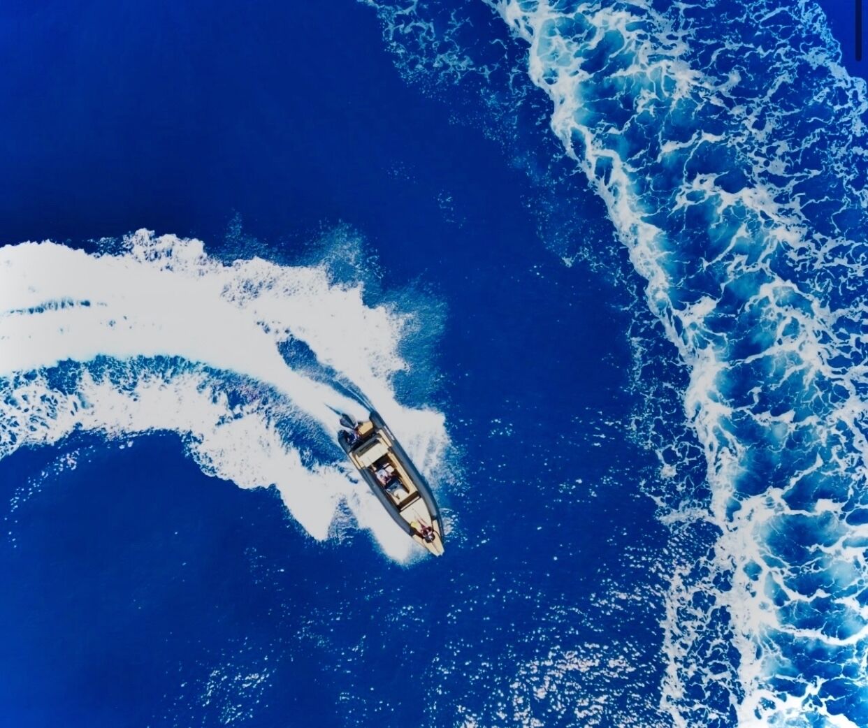 Ein Boot auf einem großen Gewässer, umgeben von Wellen.
