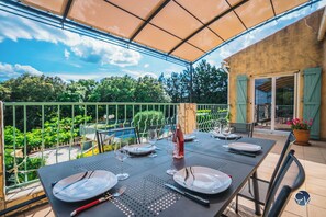 Outdoor dining - Magnifique Villa Provençale Avec Piscine et Jardin (pouzilhac)