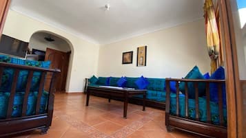 Apartment, 2 Bedrooms, Balcony, Garden View | Living room