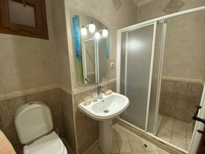 Bathroom - Les Pieds Dans Leau A Marina Beach Appart (Allyene)