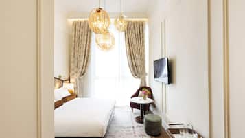 Standaard kamer | Luxe beddengoed, een kluis op de kamer, een bureau, een laptopwerkplek