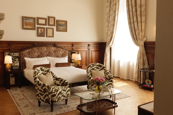 Deluxe suite (Chambon) | Luxe beddengoed, een kluis op de kamer, een bureau, een laptopwerkplek