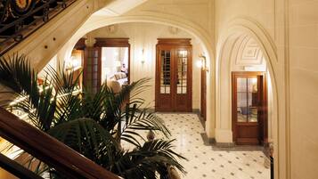 95-centimeters tv med kabelkanaler