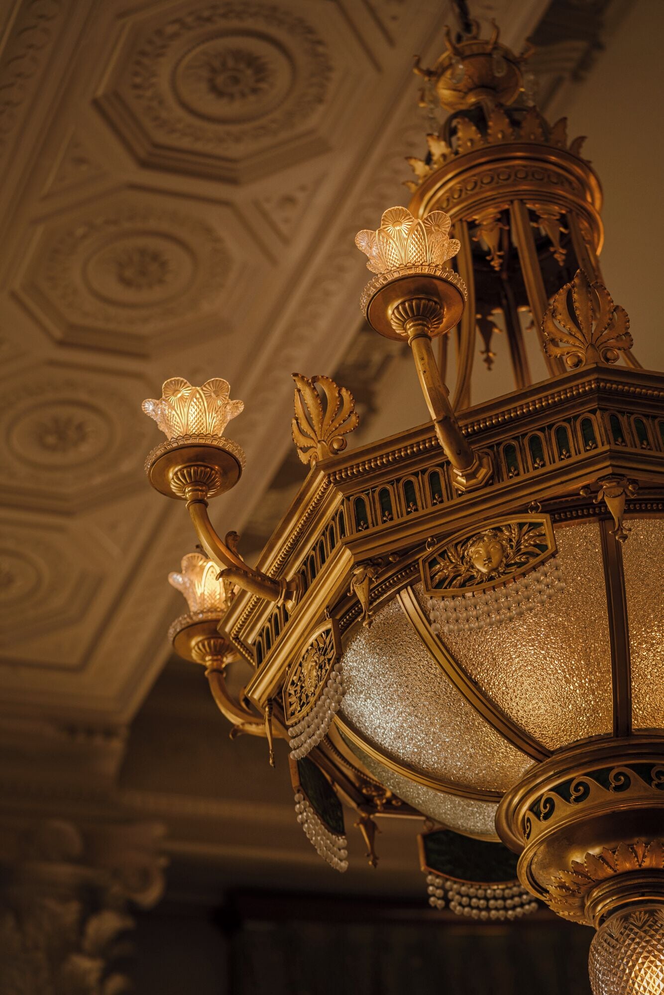 Un candelabro con diseños intrincados y múltiples lámparas.