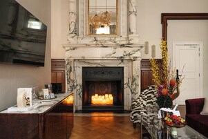 Ropa de cama de alta calidad y caja de seguridad en la habitación 