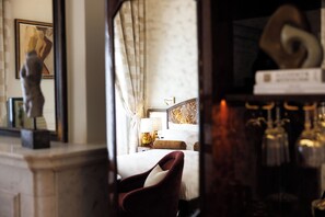 디럭스룸 | 거실 공간 | 케이블 채널 시청이 가능한 95cm TV