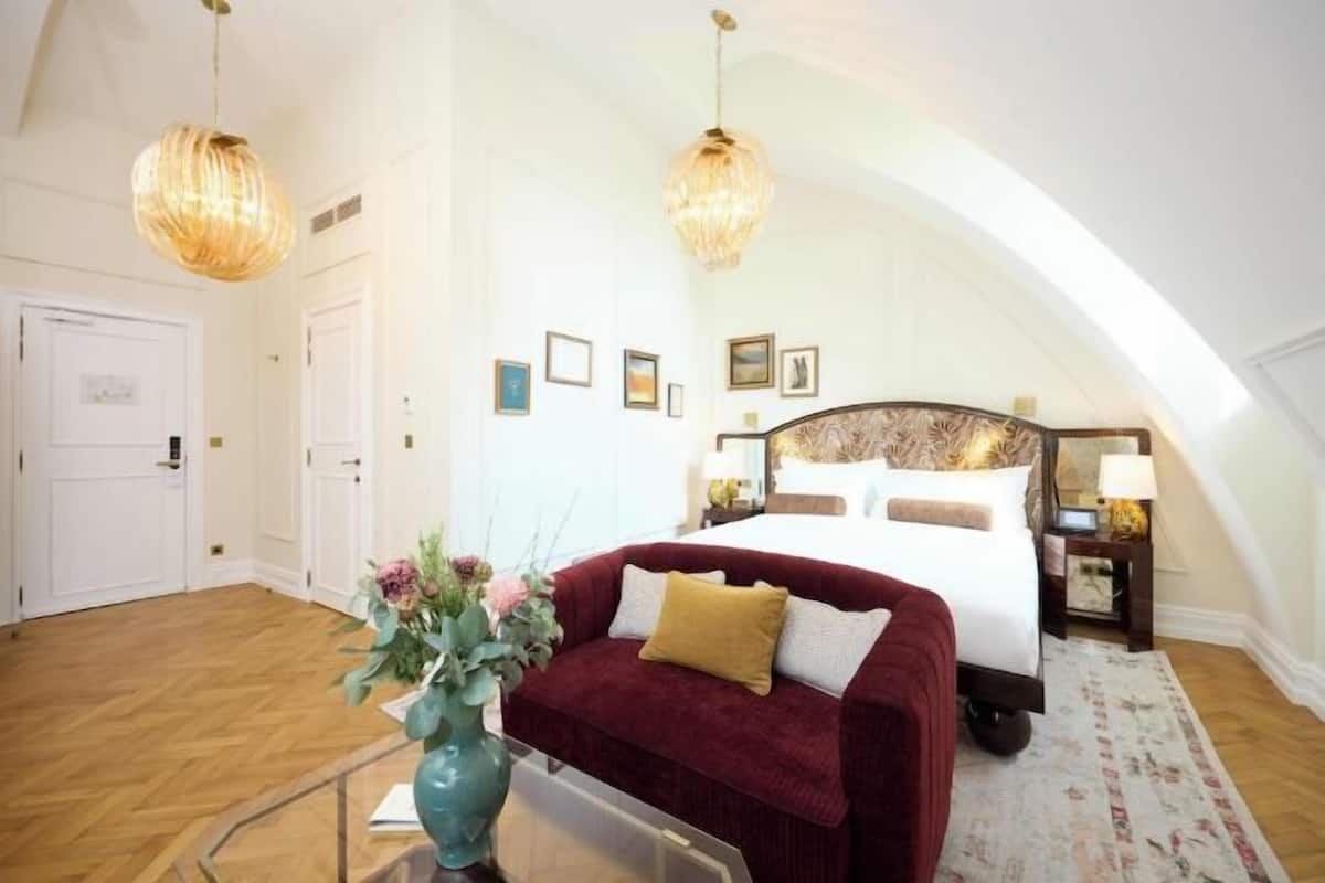 1 bedroom, premium bedding, in-room safe, desk