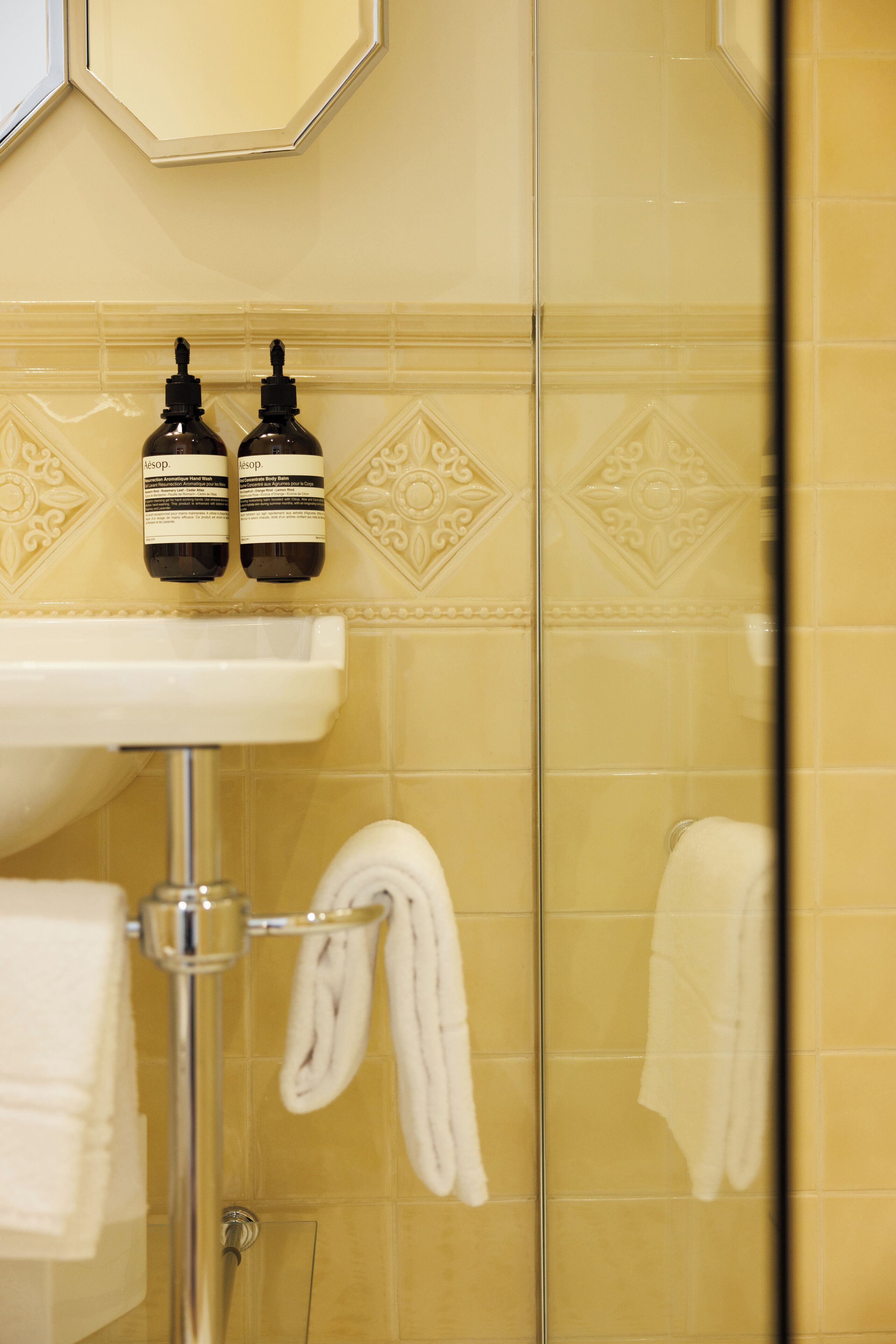 吹風機、浴袍、毛巾、肥皂