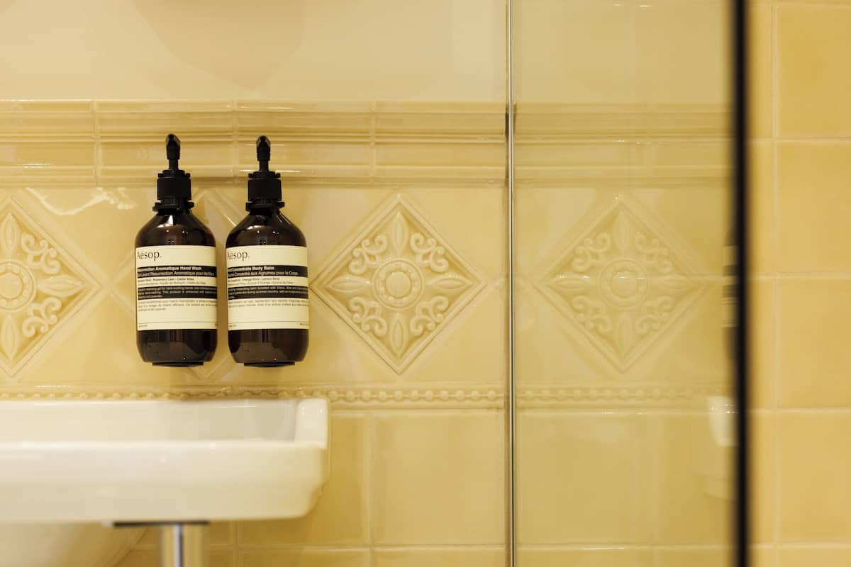 Sèche-cheveux, peignoirs, serviettes fournies, savon