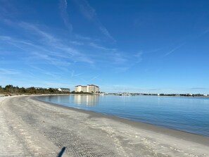 Solsenger og strandhåndklær