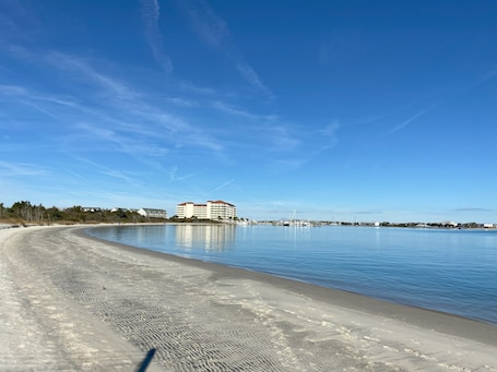 Sun-loungers, beach towels. Oyster Shack by the Bay / 4 minutes to Morehead City Waterfront/Big Rock Landing