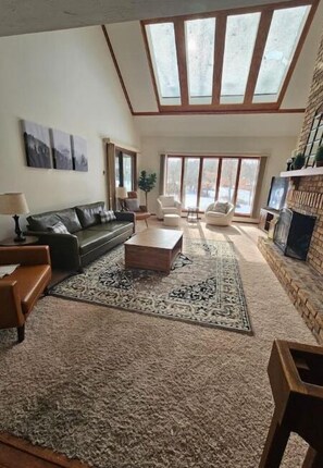 Smart TV, caminetto, videogiochi, tavolo da calcetto