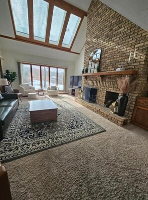 Smart TV, caminetto, videogiochi, tavolo da calcetto