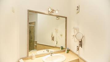 SĂšche-cheveux, bidet, serviettes fournies, savon