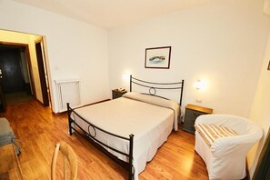 1 quarto, frigobar, cofres nos quartos, escrivaninha