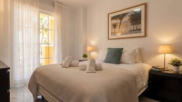 3 slaapkamers, een strijkplank/strijkijzer, gratis wifi, beddengoed
