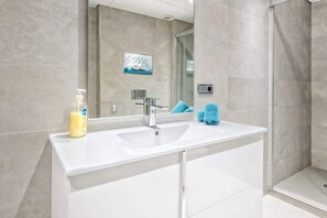 Douche, sèche-cheveux