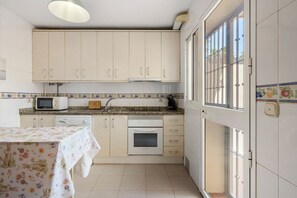 Frigorífico, microondas, horno y placa de cocina