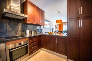 Kjøleskap, mikrobølgeovn, ovn og kokeplater