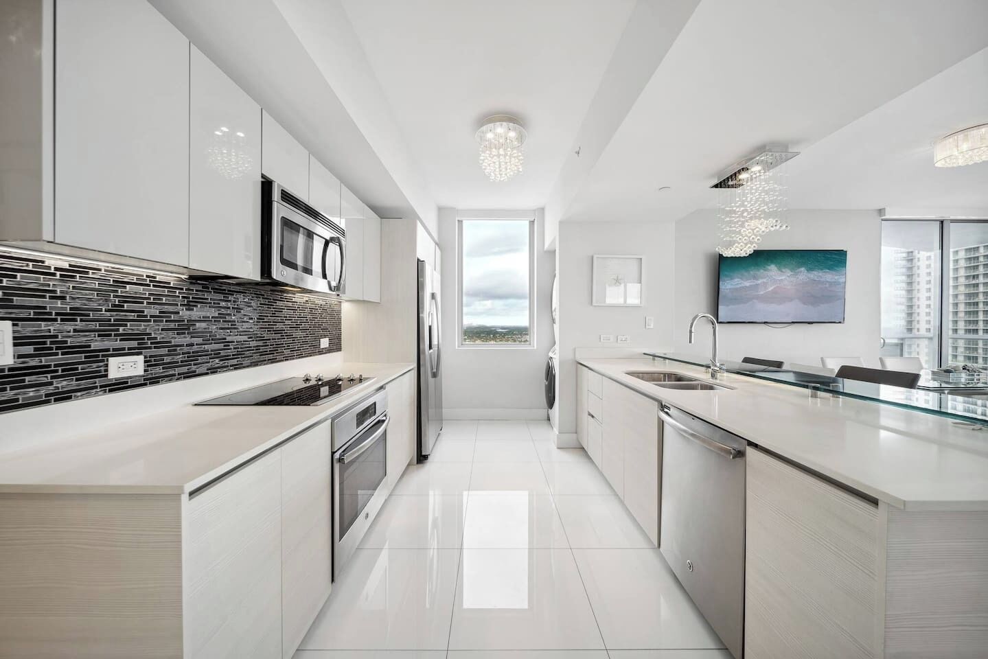 Jääkaappi, mikroaaltouuni, uuni, liesi