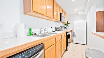 冰箱、微波炉、烤箱、炉灶