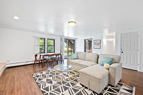 2 BR Basement Suite in Aurora!