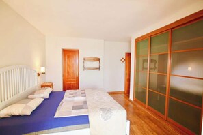 4 bedrooms, iron/ironing board, free WiFi, bed sheets