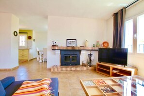 TV, fireplace, offices - Private Pool Villa by Costarentals - Ref 249 (Benalmádena)