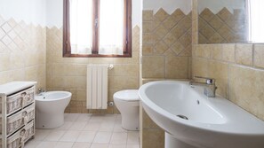 Bruser, hårtørrer, bidet, håndklæder