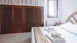2 bedrooms, bed sheets - Acqua e Tramonto - Two Bedroom Apartment, Sleeps 6 (Olbia)