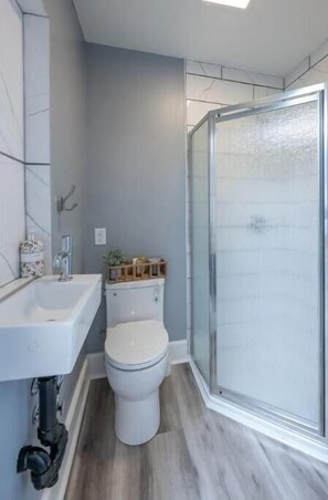 Toallas, jabón, shampoo, papel de baño
