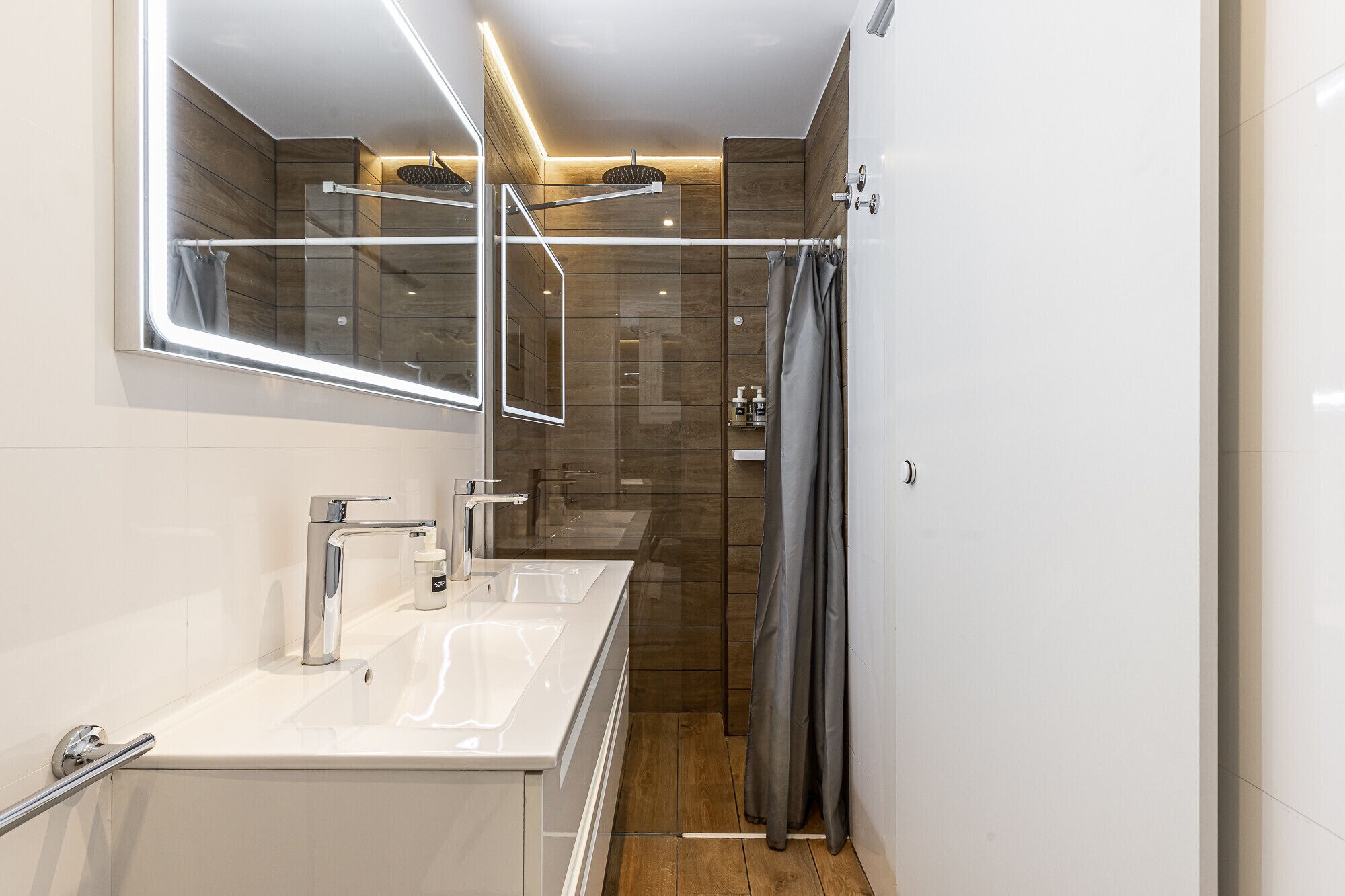 Douche, sèche-cheveux, serviettes fournies