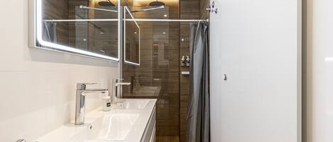 Douche, sèche-cheveux, serviettes fournies