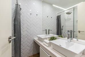 Suihku, hiustenkuivaaja, pyyhkeet