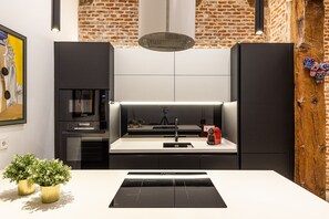Geladeira, micro-ondas, fogão, cooktop