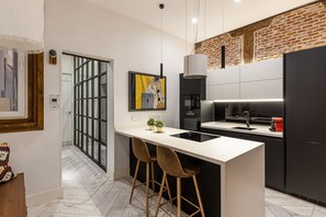 Jääkaappi, mikroaaltouuni, uuni, astianpesukone