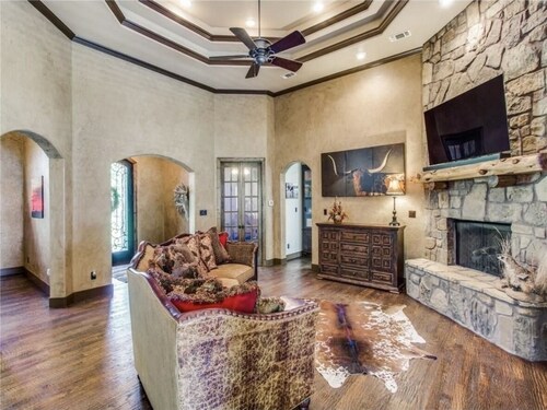 Wonderful Family-sized Lake House!