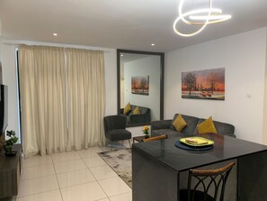 Luxe appartement, 1 slaapkamer, uitzicht op tuin | Woonruimte | Een 42-inch televisie met satellietzenders