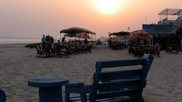 Beach nearby, white sand, 20 beach bars