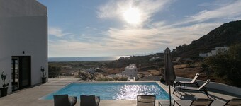 Villa Milagro 4Br with Sea View, Private Pool and true owner hospitality | Naxos Mikri Vigla Beach