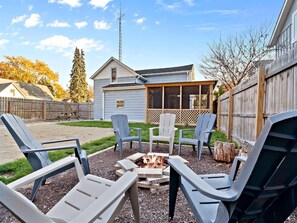 Property grounds - Dune Blast, Short walk to the beach! (Michigan City)