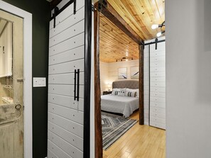 4 dormitorios, tabla de planchar con plancha, cuna de viaje y Internet