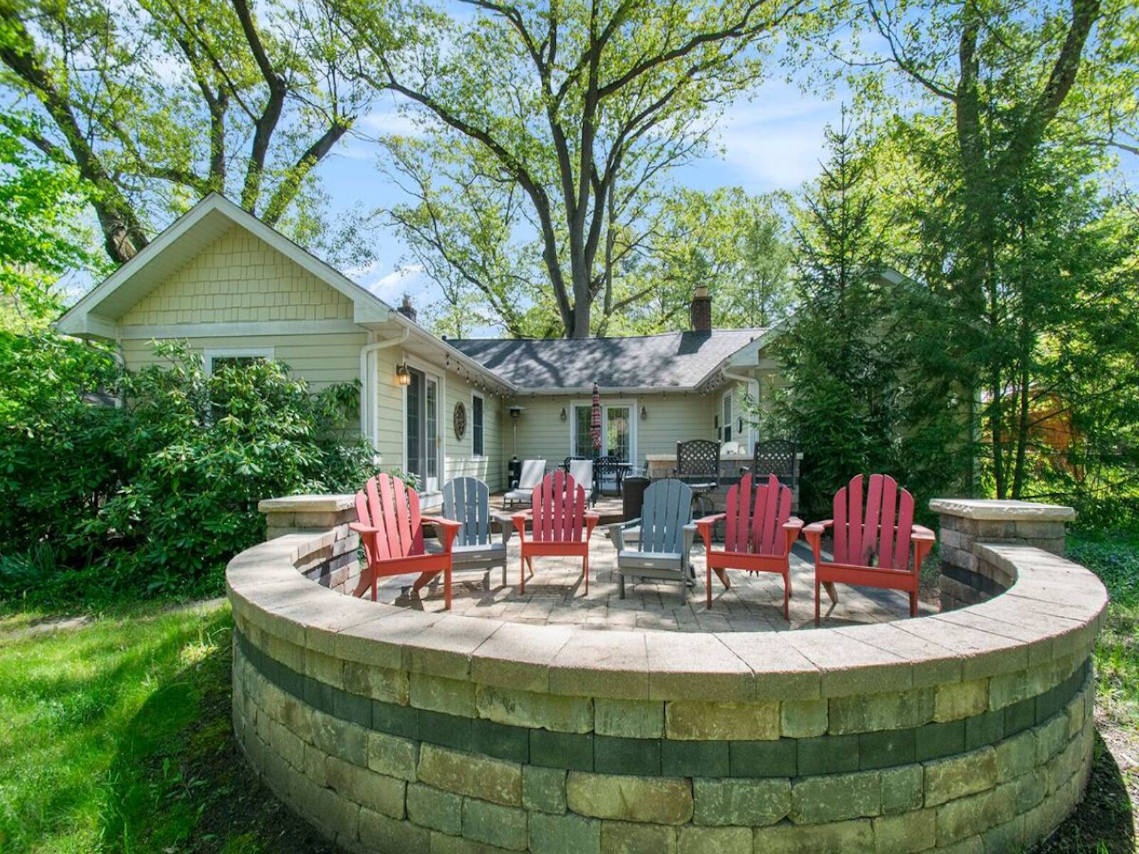 The Cozy Cottage on Shady Oak