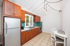 Refrigerador, horno, lavavajillas y cafetera y tetera 