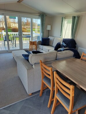 Smart-TV, Kamin, DVD-Player, Bücher