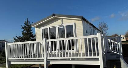 8 Berth Luxury holiday home at Tattershall Lakes. Private Hot-Tub. Pet Friendly